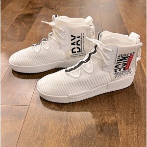 XIDISO Graffiti Fashion White Sneaker, Men’s Size 13